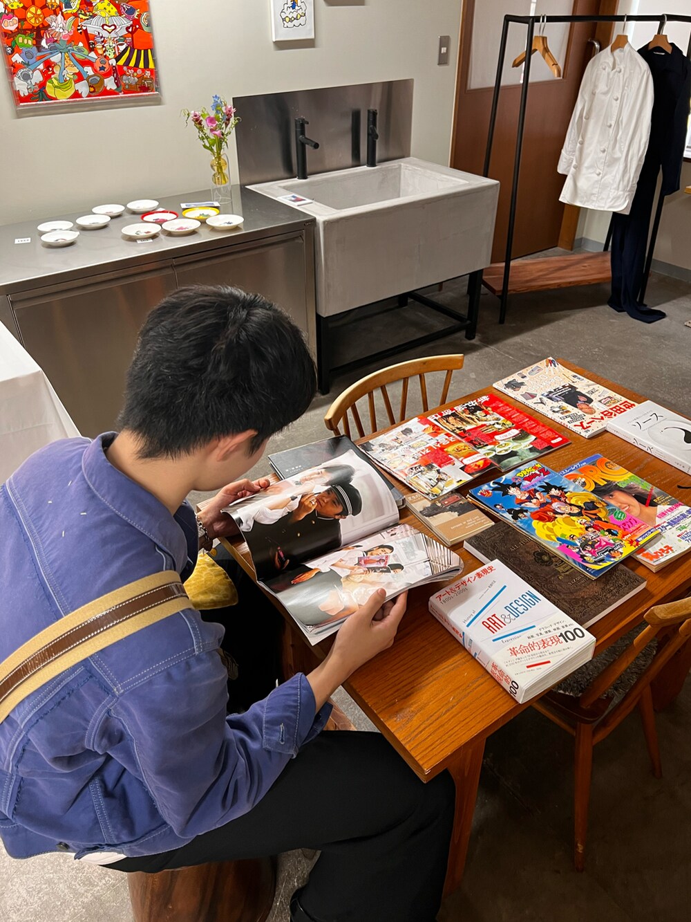 その他のその他アウター、シルバー系のブレスレットを着用したメンズの夏コーディネートの5枚目の写真