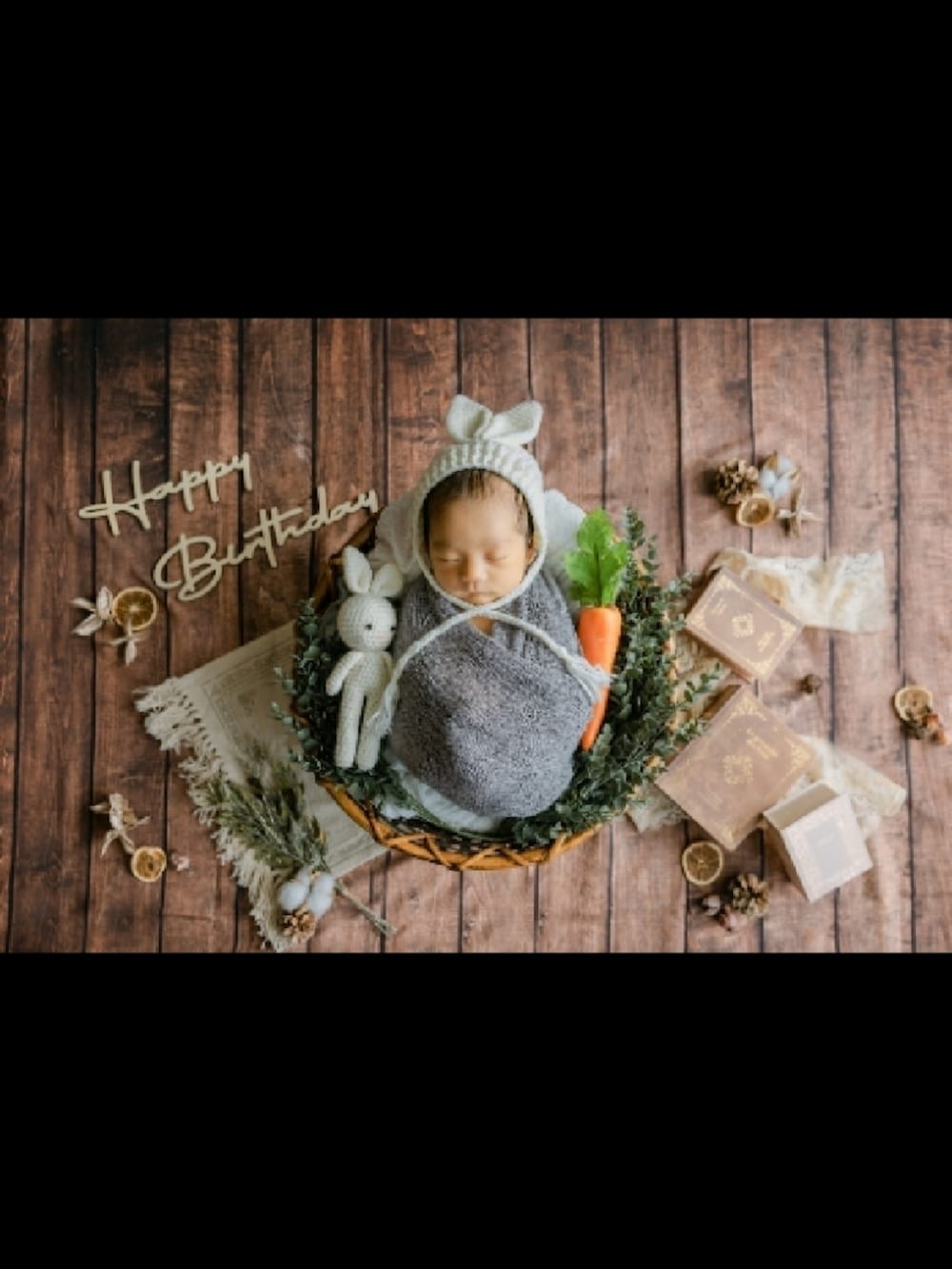 「新星WEARISTAにエントリー、冬コーデ、パーカー、お誕生日おめでとう！、1歳、男の子、ブーツ、NIKE、ニット帽、happy birthday、皆さんありがとうございます🙈💕💕、デニムパンツ、レイヤードスタイル、ベビーコーデ、ストリート」｜「no brandのアイテム（ニットキャップ/ビーニー、レッド系）」を使った、EITOさん（キッズ・80cm）の冬コーディネートの4枚目の写真