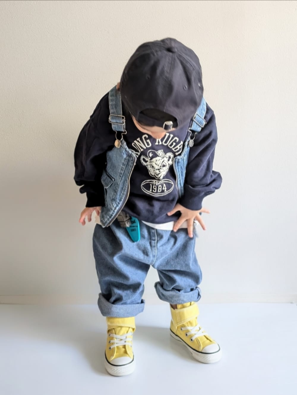 「UNIQLO、ユニクロ、1歳、ユニクロコーデ、スウェット、converse、デニム、キャップ、NEW ERA、レイヤードスタイル、キッズファッション、カジュアルコーデ、秋コーデ、ベスト、男の子」｜「NEW ERAのNEW ERA/ニューエラ キッズ  CHILD 920 NEYYAN キャップ 13562003（キャップ、ブルー系）」を使った、EITOさん（キッズ・90cm）の秋コーディネートの3枚目の写真