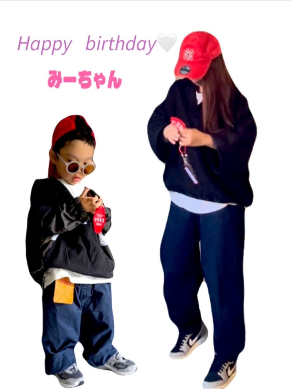 ブルー系のデニムジャケット、レッド系のスウェット、ホワイト系のTシャツ/カットソーを着用したキッズの秋コーディネートの3枚目の写真