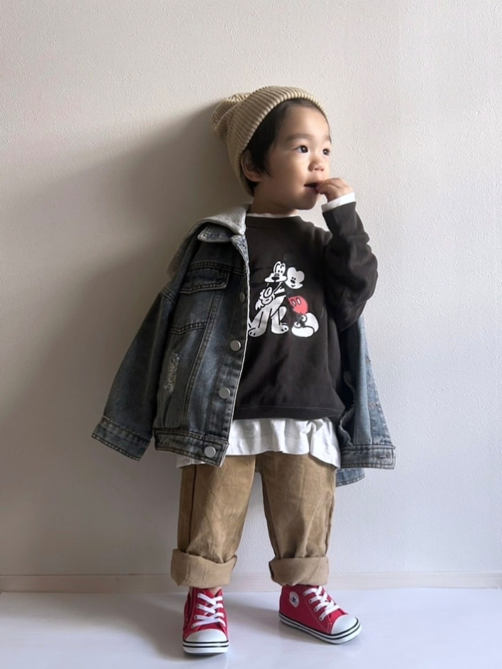 「日常に魔法を、ブラウン、1歳、UNIQLO、ユニクロ、コンバース、ミッキー、デニムジャケット、ニット帽、レイヤードスタイル、カジュアルコーデ、秋コーデ、秋冬コーデ、キッズファッション、男の子」｜「GLAZOSのリブニットワッチキャップ（ニットキャップ/ビーニー、ベージュ系）」を使った、EITOさん（キッズ・90cm）の秋コーディネートの3枚目の写真