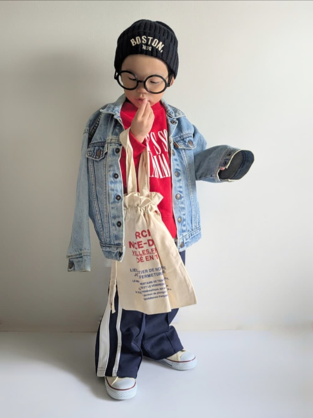 ブルー系のデニムジャケット、レッド系のスウェット、ホワイト系のTシャツ/カットソーを着用したキッズの秋コーディネートの2枚目の写真