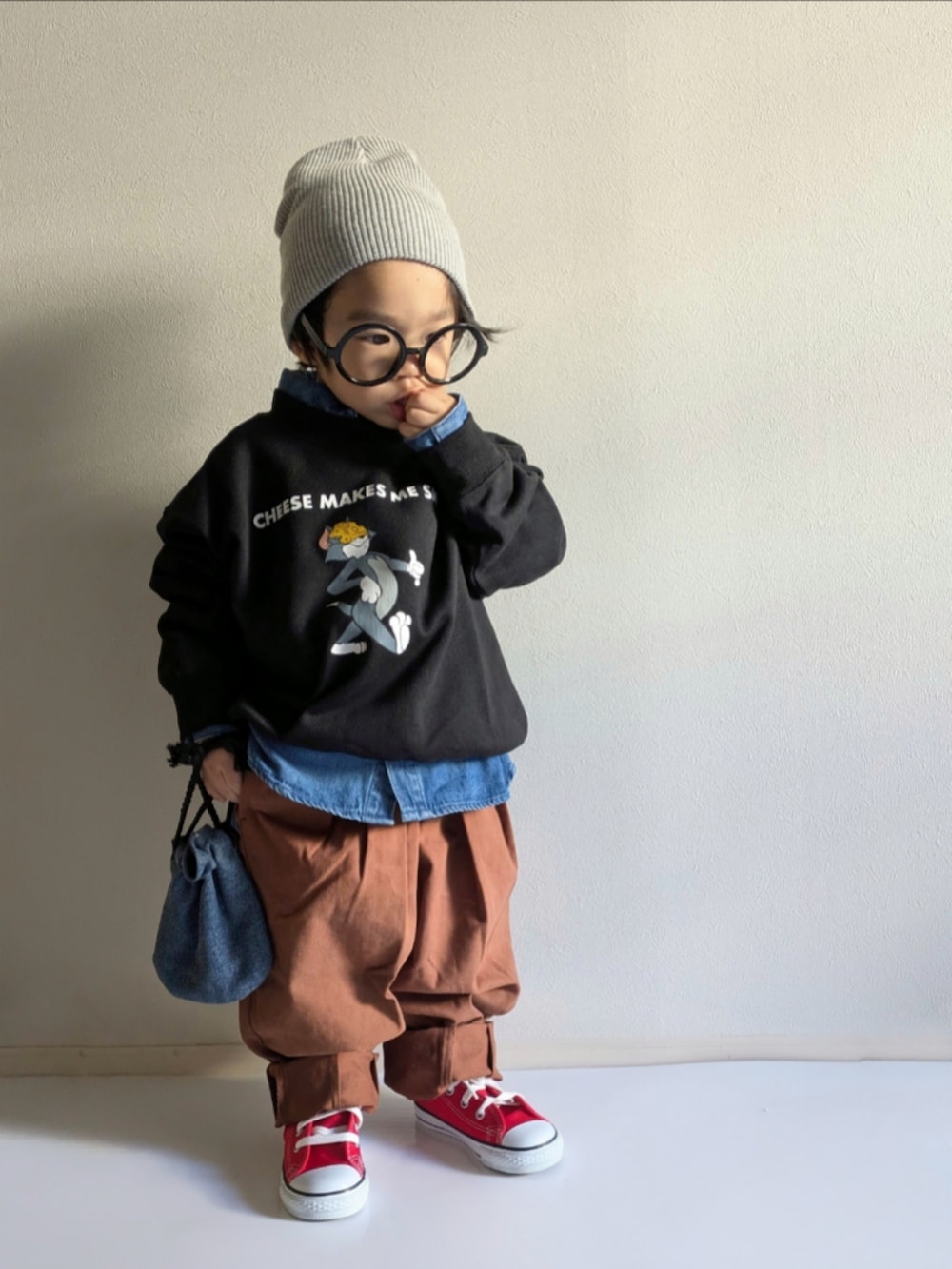 「クリスマスに着たい服、キッズファッション、1歳、男の子コーデ、レイヤードスタイル、冬コーデ、LOWRYS FARM、コンバース、converse、デニムパンツ、バルーンパンツ、おでかけコーデ、メガネ男子、ビーニー」｜「CIAOPANIC TYPYの【KIDS】カラーリブビーニー（ニットキャップ/ビーニー、グレー系）」を使った、EITOさん（キッズ・90cm）の冬コーディネートの2枚目の写真