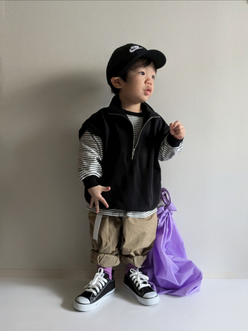 「ブラウン、キッズファッション、1歳、エコバッグ、NIKE、コンバース、キャップ、ハーフジップ、ボーダー、バルーンパンツ、パープル、ストリート、converse、ナイキ、秋コーデ」｜「NIKEのNIKE ナイキ K FTR WSH CAP キャップ FB5063 010BLACK/WHITE（キャップ、ブラック系）」を使った、EITOさん（キッズ・90cm）の秋コーディネートの2枚目の写真