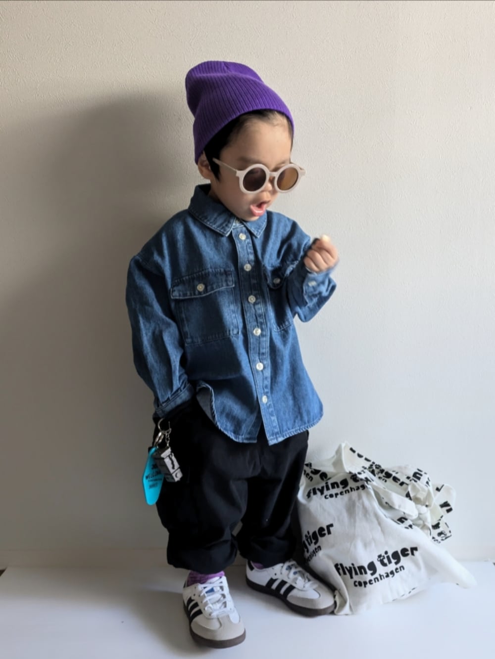 「ニット、キッズファッション、1歳、adidas、アディダス、デニムシャツ、カーゴパンツ、パープル、スニーカー、秋コーデ、シンプルコーデ、おでかけコーデ、男の子、ローリーズファーム(LOWRYS FARM)、ビーニー」｜「LOWRYS FARMのカラーニットワッチ　138584（ニットキャップ/ビーニー、パープル系）」を使った、EITOさん（キッズ・90cm）の秋コーディネートの3枚目の写真