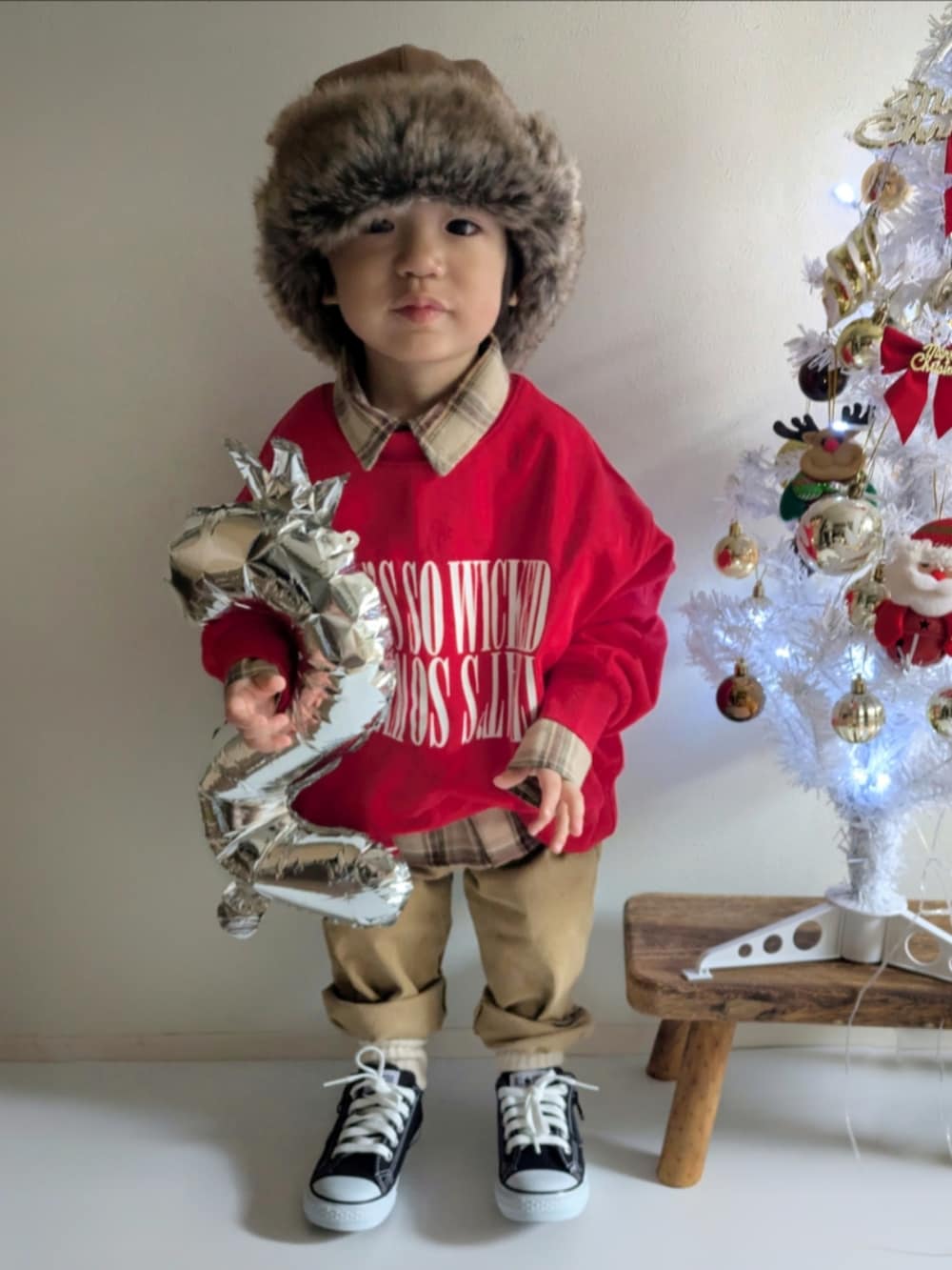 「クリスマスに着たい服、マイベストコーデ2024、冬コーデ、お誕生日おめでとう！、2歳、キッズファッション、ローリーズファーム(LOWRYS FARM)、クリスマスコーデ、クリスマス、コンバース、チエックシャツ、フライトキャップ、レイヤードスタイル、男の子コーデ、BREEZE」｜「BREEZEのファーフライトキャップ（ハット、ブラウン系）」を使った、EITOさん（キッズ・90cm）の冬コーディネートの2枚目の写真