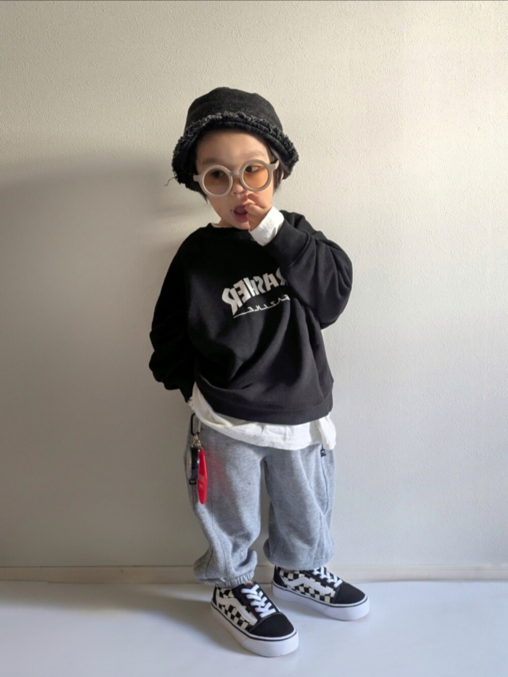 「マイベストコーデ2024、冬コーデ、スケーター、THRASHER、2歳、VANS、バケットハット、レイヤードスタイル、スウェット、サングラス、キッズファッション、男の子コーデ、おでかけコーデ、モノトーン、シンプルコーデ」｜「aimohaの【aimoha-KIDS-】デニムバケットハット（ハット、ブラック系）」を使った、EITOさん（キッズ・90cm）の冬コーディネートの2枚目の写真