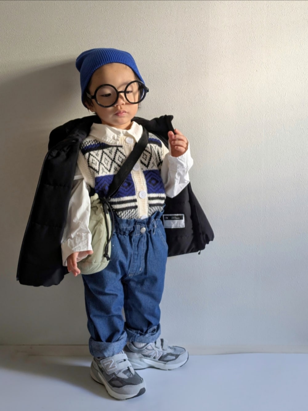 「冬コーデ、マイベストコーデ2024、クリスマスに着たい服、キッズファッション、2歳、レイヤードスタイル、ニューバランス990、New Balance、THE NORTH FACE、ノースフェイス、ニット帽、デニムパンツ、ベスト、男の子コーデ、ダウンジャケット」|「CIAOPANIC TYPYの【KIDS】カラーリブビーニー(ニットキャップ/ビーニー、ブルー系)」を使った、EITOさん(キッズ・90cm)の冬コーディネートの3枚目の写真