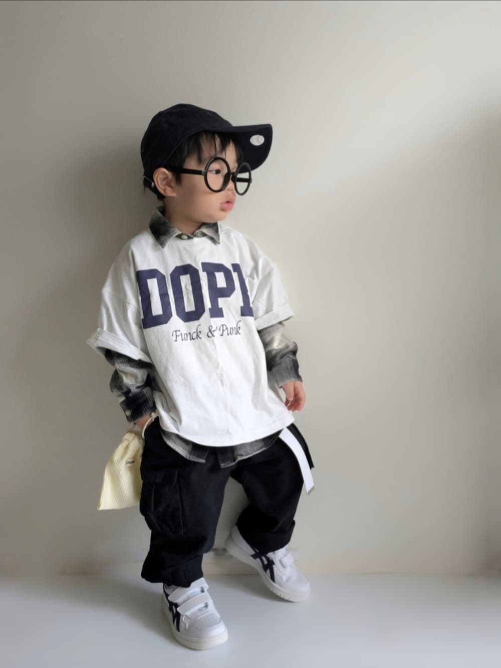 「春めき満開コーデ、キッズファッション、2歳、UNIQLO、ユニクロ、asics、NEW ERA、カーゴパンツ、レイヤードスタイル、男の子コーデ、スニーカーコーデ、キャップ、メガネ男子、ガチャベルト、Tシャツ」|「NEW ERAのNEW ERA/ニューエラ キッズ CHILD 920 NEYYAN キャップ 13562003(キャップ、ブルー系)」を使った、EITOさん(キッズ・90cm)の春コーディネートの2枚目の写真