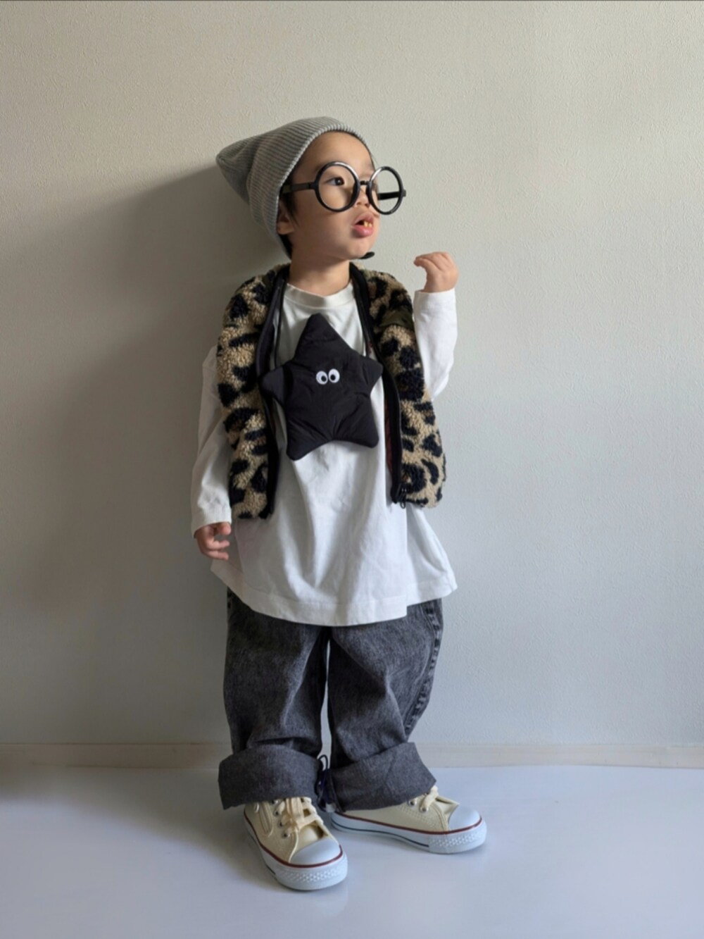 「冬アウター、キッズファッション、1歳、シンプルコーデ、男の子コーデ、モノトーン、ベスト、レオパード、コンバース、ニット帽、めがね、ダイソー、おでかけコーデ、デニムパンツ、ストリート」｜「CIAOPANIC TYPYの【KIDS】カラーリブビーニー（ニットキャップ/ビーニー、グレー系）」を使った、EITOさん（キッズ・90cm）の秋コーディネートの2枚目の写真