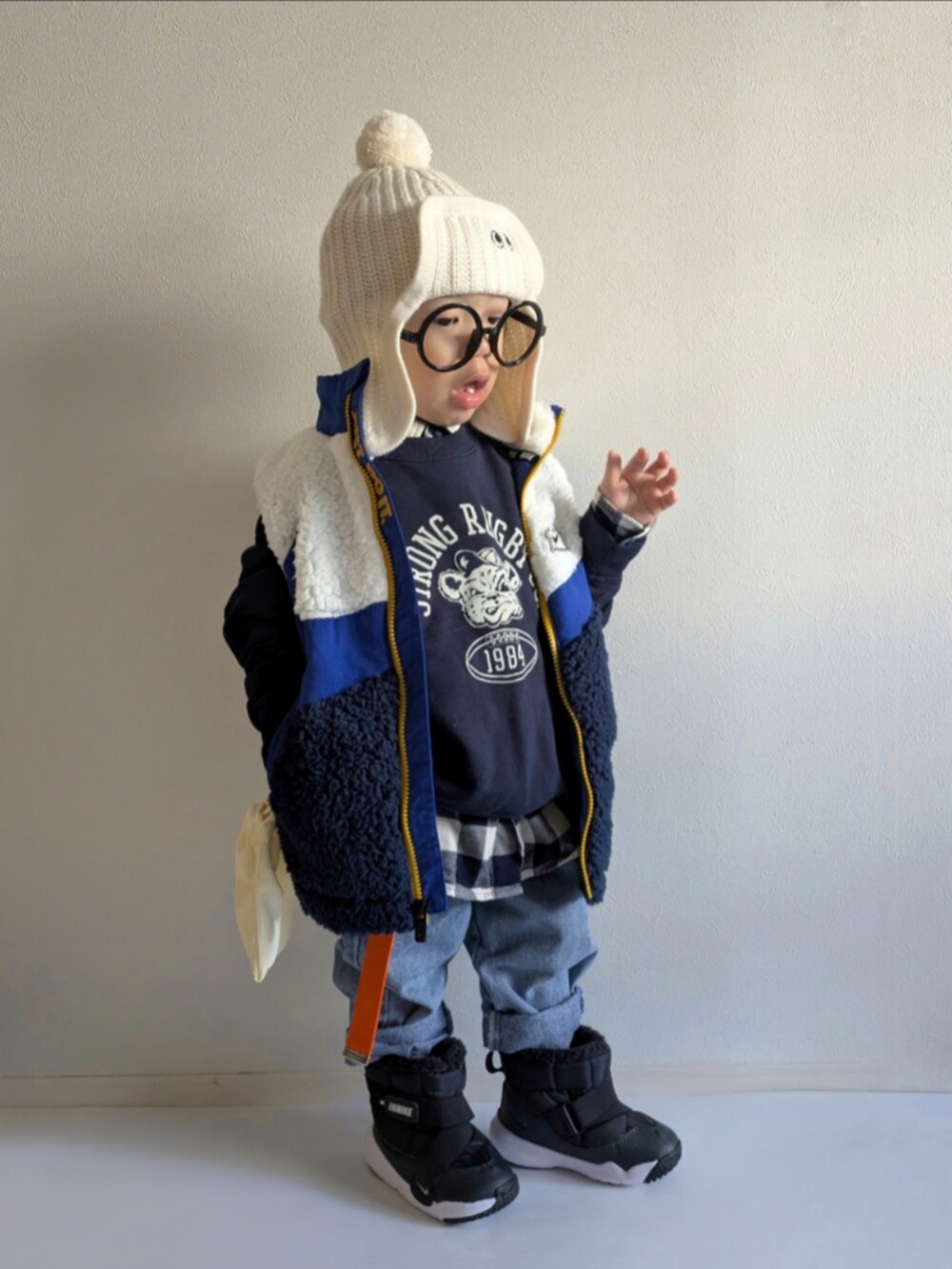 「冬コーデ、マイベストコーデ2024、2歳、ボアベスト、NIKE、ナイキ、ユニクロ、UNIQLO、ガチャベルト、ローリーズファーム(LOWRYS FARM)、ブーツ、スノーブーツ、ニット帽、レイヤードスタイル、キッズファッション」｜「Rabi*❤️ありがとう💕💕のアイテム（その他、その他）」を使った、EITOさん（キッズ・90cm）の冬コーディネートの2枚目の写真