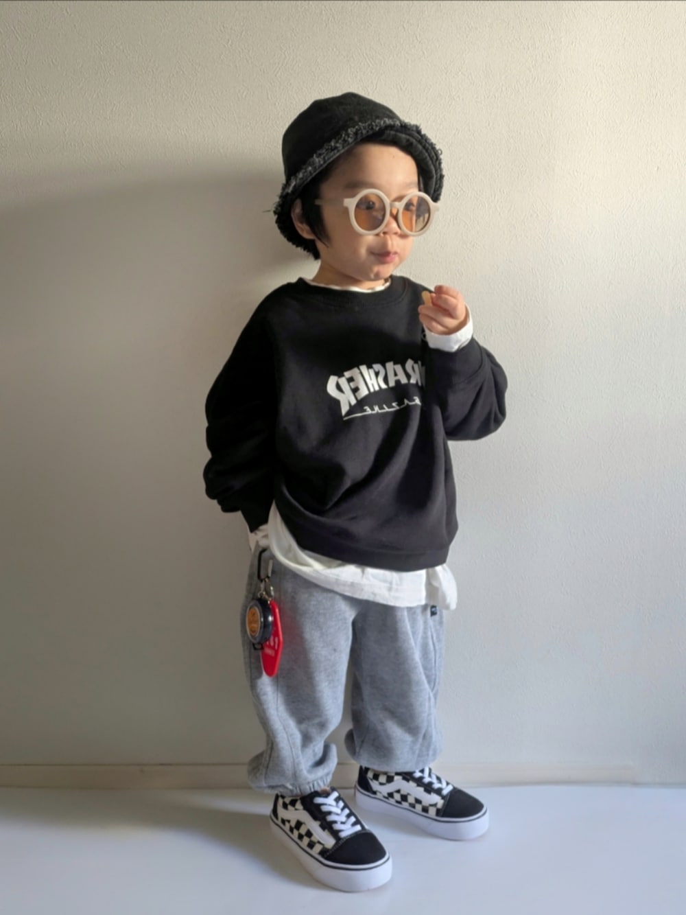 「マイベストコーデ2024、冬コーデ、スケーター、THRASHER、2歳、VANS、バケットハット、レイヤードスタイル、スウェット、サングラス、キッズファッション、男の子コーデ、おでかけコーデ、モノトーン、シンプルコーデ」｜「aimohaの【aimoha-KIDS-】デニムバケットハット（ハット、ブラック系）」を使った、EITOさん（キッズ・90cm）の冬コーディネートの3枚目の写真