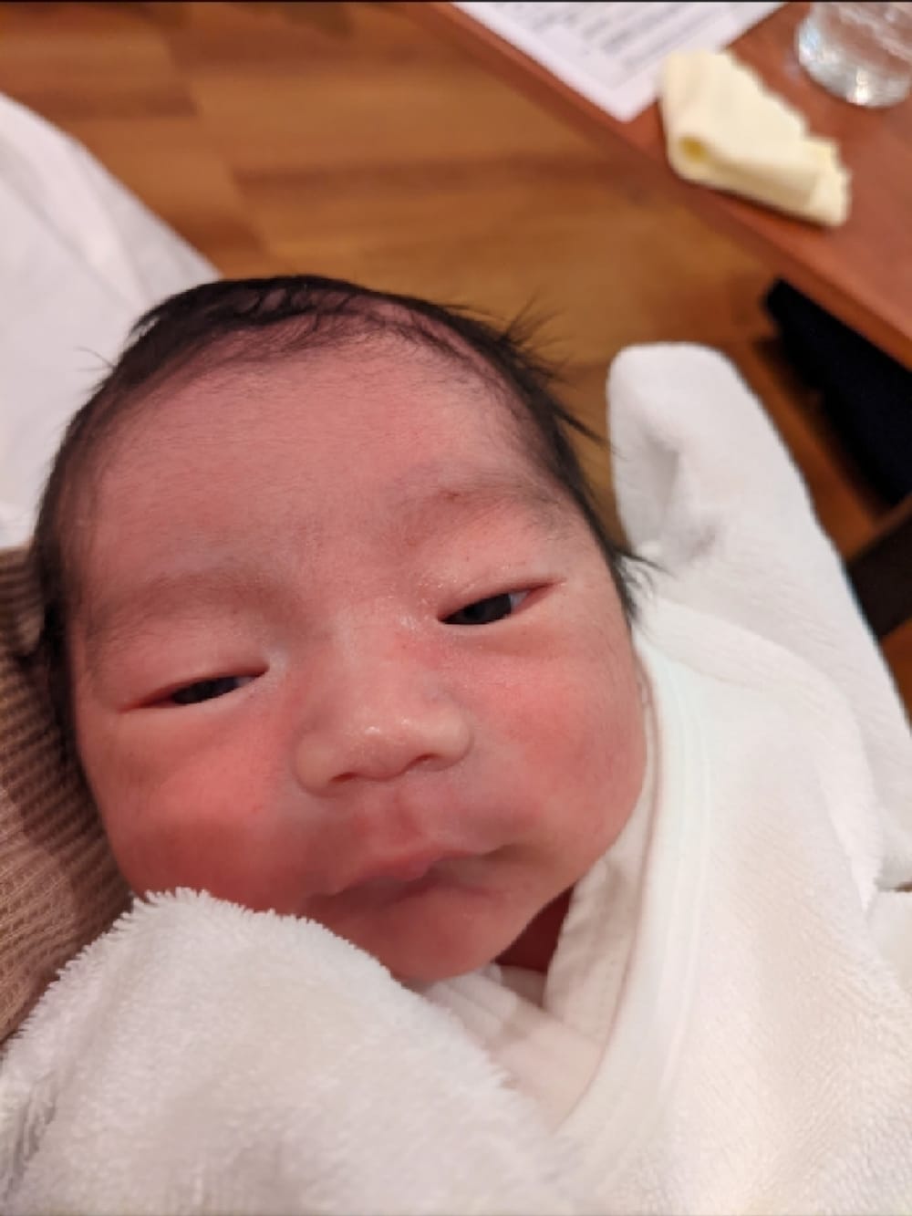 「新星WEARISTAにエントリー、冬コーデ、パーカー、お誕生日おめでとう！、1歳、男の子、ブーツ、NIKE、ニット帽、happy birthday、皆さんありがとうございます🙈💕💕、デニムパンツ、レイヤードスタイル、ベビーコーデ、ストリート」｜「no brandのアイテム（ニットキャップ/ビーニー、レッド系）」を使った、EITOさん（キッズ・80cm）の冬コーディネートの3枚目の写真