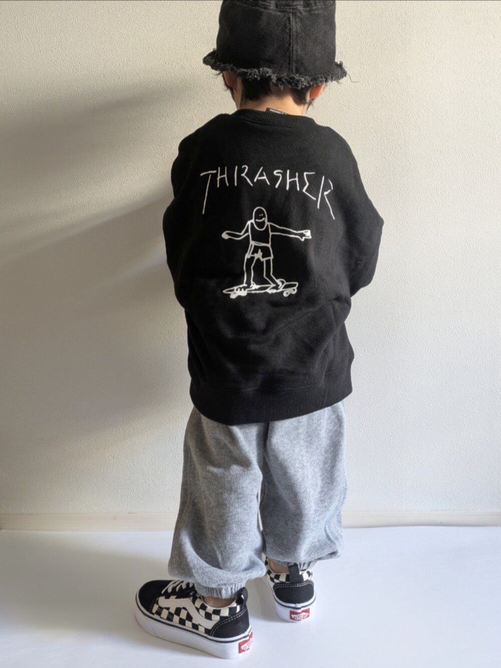 「マイベストコーデ2024、冬コーデ、スケーター、THRASHER、2歳、VANS、バケットハット、レイヤードスタイル、スウェット、サングラス、キッズファッション、男の子コーデ、おでかけコーデ、モノトーン、シンプルコーデ」｜「aimohaの【aimoha-KIDS-】デニムバケットハット（ハット、ブラック系）」を使った、EITOさん（キッズ・90cm）の冬コーディネートの5枚目の写真