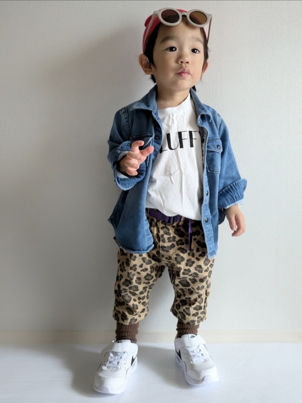 「秋服準備はじめました、シャツスタイル、キッズファッション、1歳、レイヤードスタイル、レオパード、ストリート、スニーカー、NIKE、デニムコーデ、ニット帽、カジュアルコーデ、ロゴT、お出かけコーデ、男の子」｜「no brandのアイテム（ニットキャップ/ビーニー、レッド系）」を使った、EITOさん（キッズ・90cm）の秋コーディネートの2枚目の写真