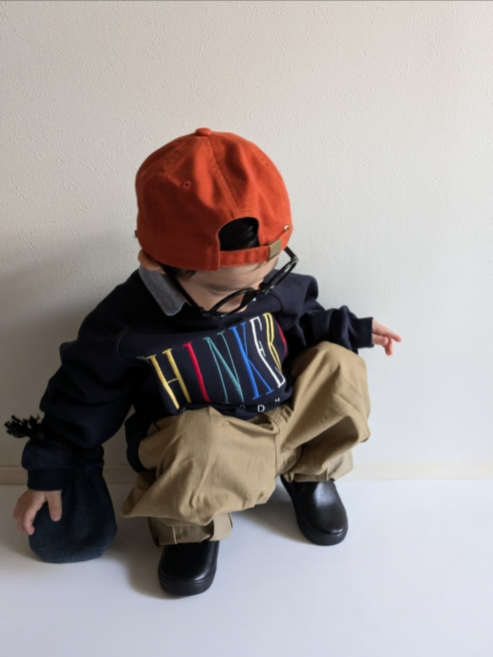 ブルー系のシャツ/ブラウス、ブルー系のスウェット、ベージュ系のその他パンツを着用したキッズの秋コーディネートの3枚目の写真