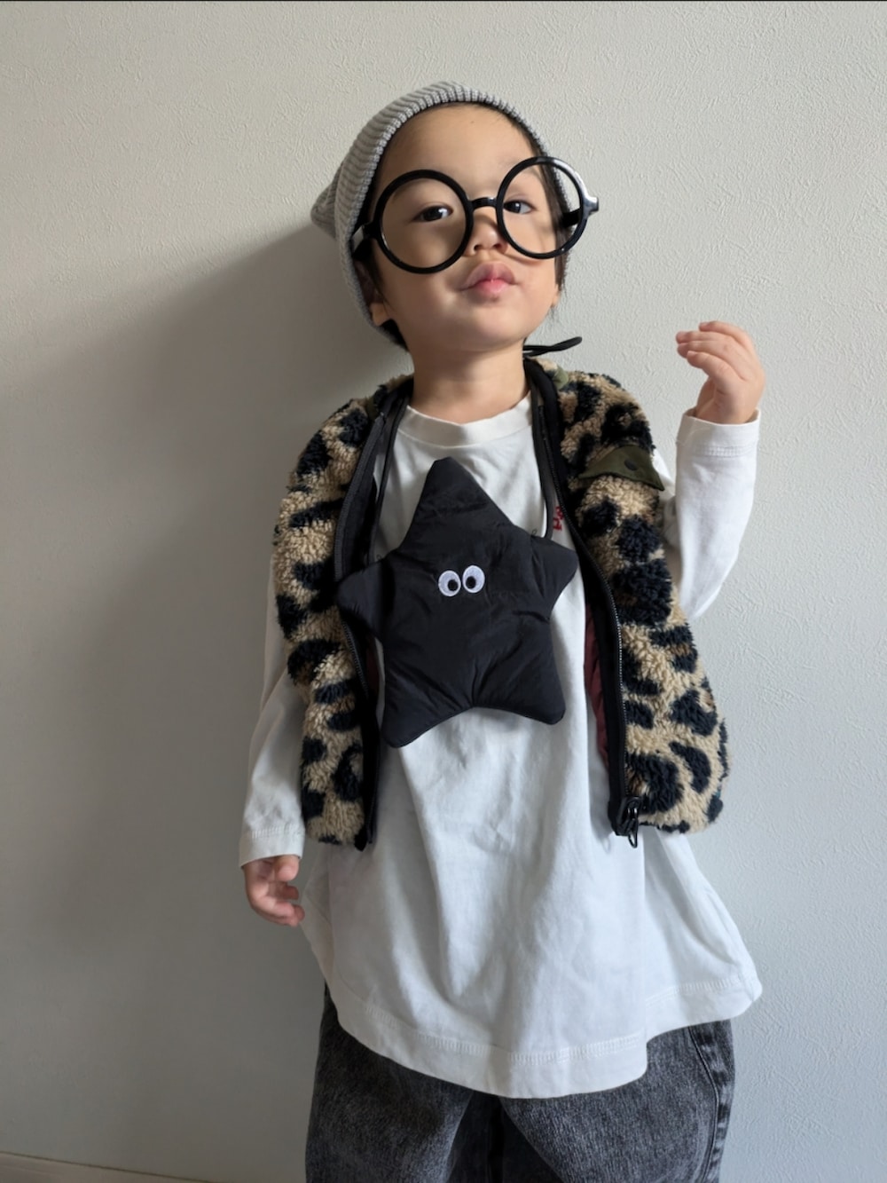 「冬アウター、キッズファッション、1歳、シンプルコーデ、男の子コーデ、モノトーン、ベスト、レオパード、コンバース、ニット帽、めがね、ダイソー、おでかけコーデ、デニムパンツ、ストリート」｜「CIAOPANIC TYPYの【KIDS】カラーリブビーニー（ニットキャップ/ビーニー、グレー系）」を使った、EITOさん（キッズ・90cm）の秋コーディネートの5枚目の写真