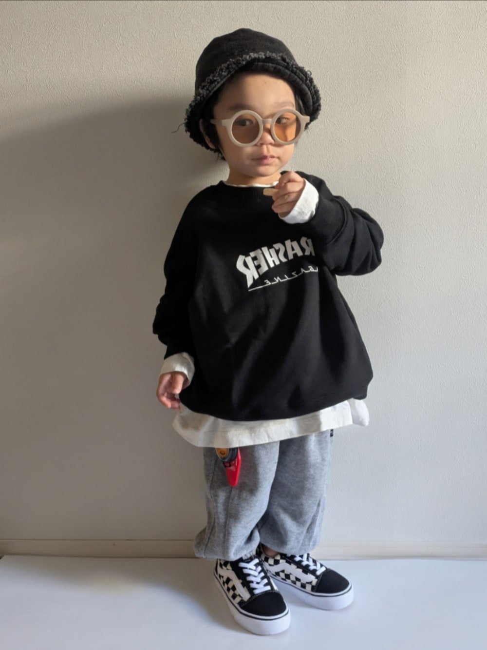 「マイベストコーデ2024、冬コーデ、スケーター、THRASHER、2歳、VANS、バケットハット、レイヤードスタイル、スウェット、サングラス、キッズファッション、男の子コーデ、おでかけコーデ、モノトーン、シンプルコーデ」｜「aimohaの【aimoha-KIDS-】デニムバケットハット（ハット、ブラック系）」を使った、EITOさん（キッズ・90cm）の冬コーディネートの4枚目の写真