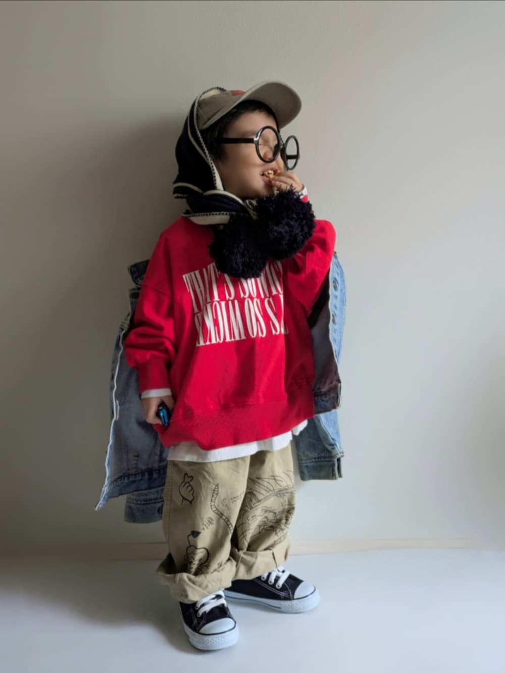 「真冬のあったかスタイル、キッズファッション、2歳、バラクラバ、古着MIX、ローリーズスタイル_LOWRYS FARM、コンバース、キヤップ、チノパン、めがね、マフラー、レイヤードスタイル、デニムジャケット、冬コーデ、男の子」|「FRUIT OF THE LOOMのFRUIT OF THE LOOM Pigment kids LOW CAP(キャップ、ベージュ系)」を使った、EITOさん(キッズ・90cm)の冬コーディネートの2枚目の写真