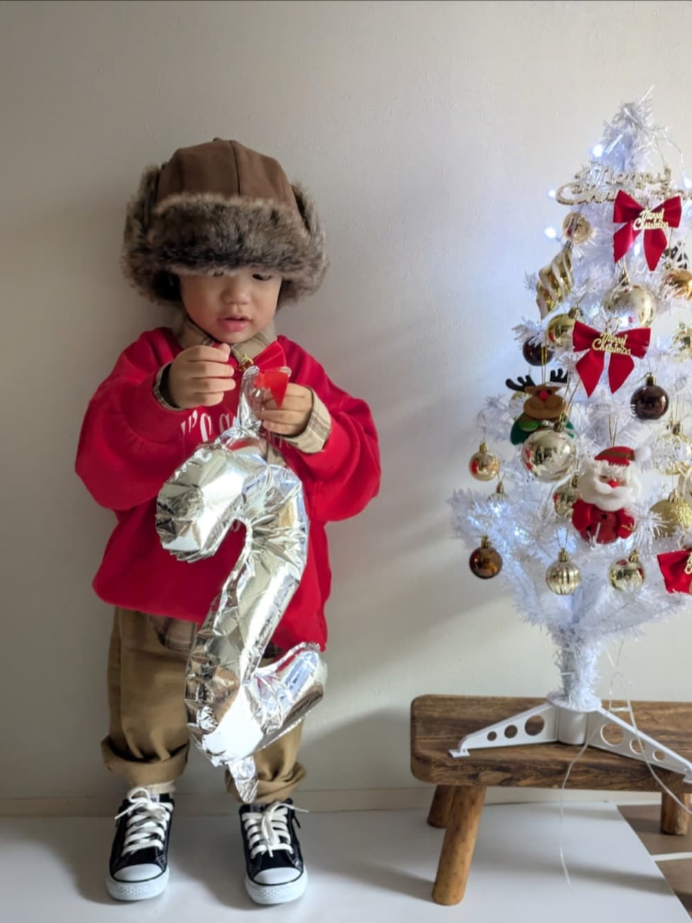 「クリスマスに着たい服、マイベストコーデ2024、冬コーデ、お誕生日おめでとう！、2歳、キッズファッション、ローリーズファーム(LOWRYS FARM)、クリスマスコーデ、クリスマス、コンバース、チエックシャツ、フライトキャップ、レイヤードスタイル、男の子コーデ、BREEZE」｜「BREEZEのファーフライトキャップ（ハット、ブラウン系）」を使った、EITOさん（キッズ・90cm）の冬コーディネートの3枚目の写真