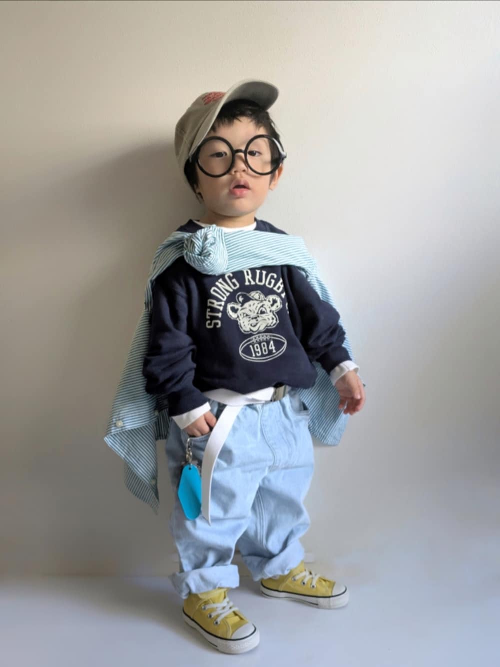 「今日のコーデ、メガネ男子、2歳、UNIQLO、ユニクロ、converse、ストライプ、デニムパンツ、スウェット、レイヤードスタイル、ガチャベルト、ローリーズスタイル_LOWRYS FARM、春コーデ、春服、リンクコーデ」|「FRUIT OF THE LOOMのFRUIT OF THE LOOM Pigment kids LOW CAP(キャップ、ベージュ系)」を使った、EITOさん(キッズ・90cm)の冬コーディネートの2枚目の写真