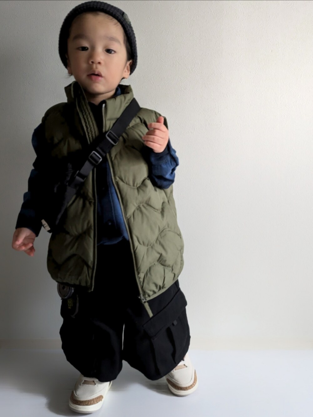 「レイヤードスタイル、秋コーデ、1歳、シンプルコーデ、UNIQLO、ユニクロ、男の子、ストリート、NIKE、スニーカー、ショルダーバッグ、ニット帽、ダウンベスト、ネルシャツ、お出かけコーデ」｜「BREEZEのカラバリニット帽（ニットキャップ/ビーニー、グレー系）」を使った、EITOさん（キッズ・90cm）の秋コーディネートの3枚目の写真