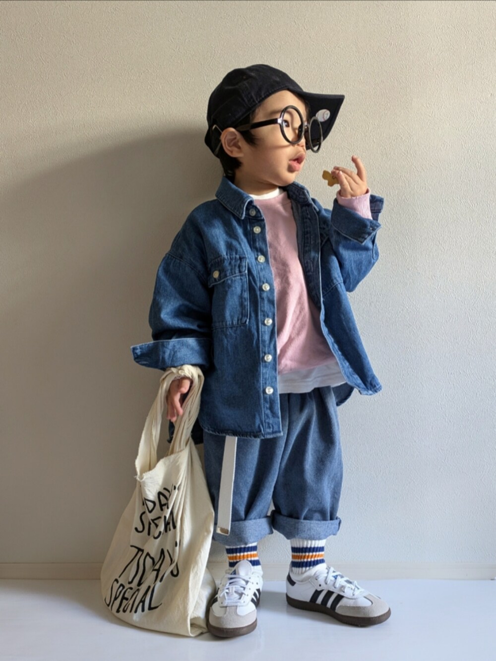 「キッズファッション、デニデニ、1歳、秋コーデ、デニム、デニムシャツ、アディダス、adidas originals、キャップ、ラインソックス、エコバッグ、スウェット、レイヤードスタイル、めがね、スニーカー」|「NEW ERAのNEW ERA/ニューエラ キッズ CHILD 920 NEYYAN キャップ 13562003(キャップ、ブルー系)」を使った、EITOさん(キッズ・90cm)の秋コーディネートの3枚目の写真