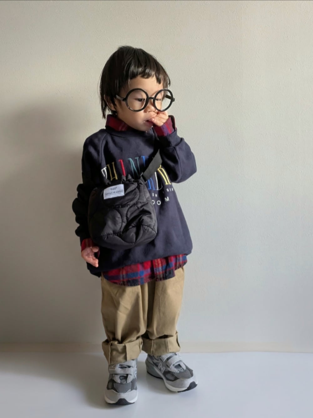 「冬コーデ、マイベストコーデ2024、2歳、男の子コーデ、BREEZE、NEWBALANCE、ニューバランス990、ダイソー、プチプラ、スニーカー、ショルダーバッグ、めがね、ネルシャツ、レイヤードスタイル、バルーンパンツ」｜「BREEZEの【リンク・セットアップ可】カレッジバリエーショントレーナー（スウェット、ブルー系）」を使った、EITOさん（キッズ・90cm）の冬コーディネートの2枚目の写真