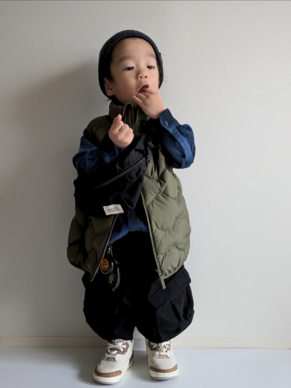 「レイヤードスタイル、秋コーデ、1歳、シンプルコーデ、UNIQLO、ユニクロ、男の子、ストリート、NIKE、スニーカー、ショルダーバッグ、ニット帽、ダウンベスト、ネルシャツ、お出かけコーデ」｜「BREEZEのカラバリニット帽（ニットキャップ/ビーニー、グレー系）」を使った、EITOさん（キッズ・90cm）の秋コーディネートの2枚目の写真