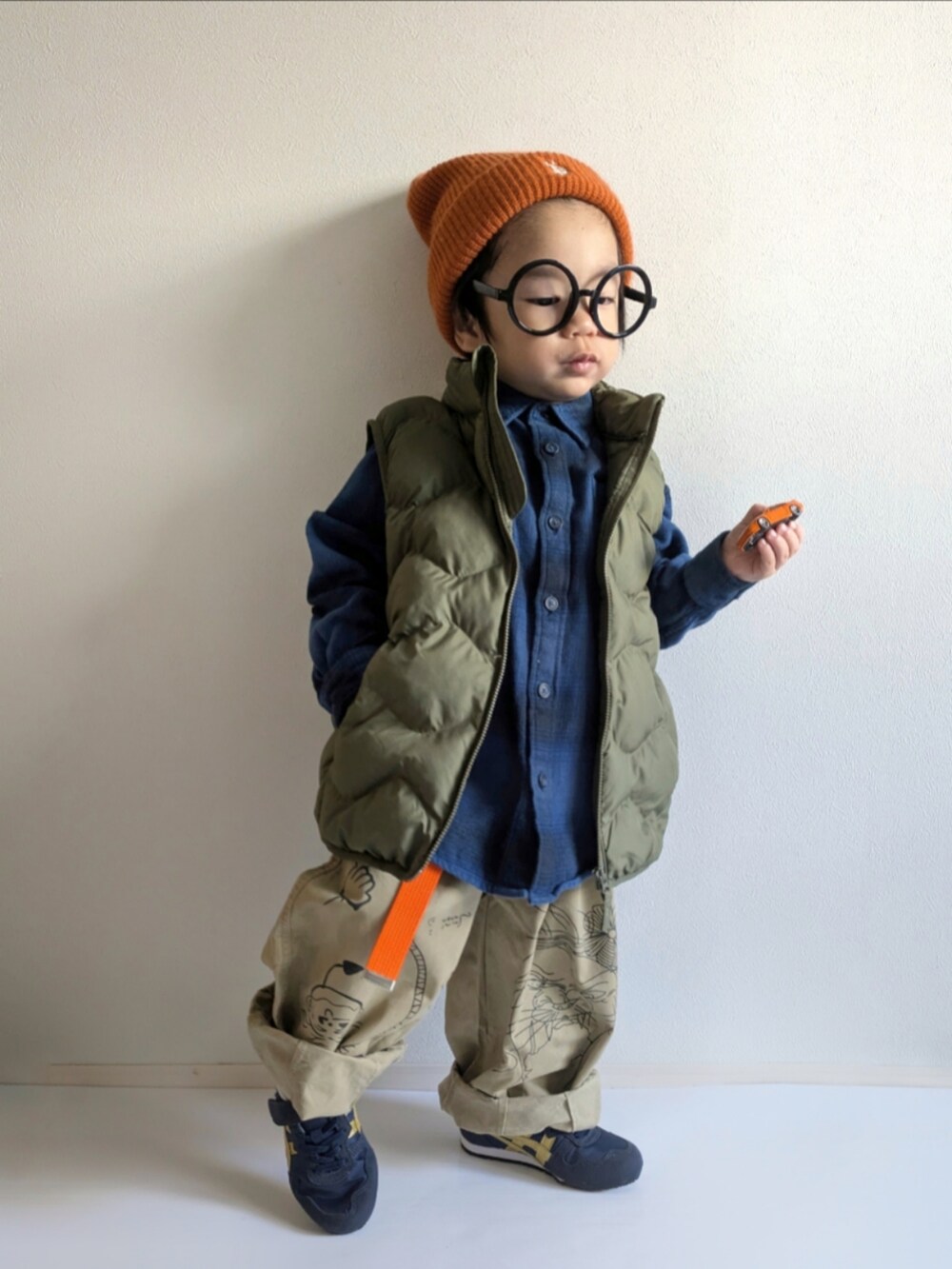 「冬コーデ、マイベストコーデ2024、2歳、クリスマスに着たい服、キッズファッション、男の子コーデ、ユニクロ、オニツカタイガー、ローリーズファーム(LOWRYS FARM)、ガチャベルト、ニット帽、ネルシャツ、UNIQLO、スニーカー、ダウンベスト」|「U.S. POLO ASSN.の【KIDS】【U.S. POLO ASSN/ユーエスポロアッスン】ワンポイント刺繍ニットキャップ(ニットキャップ/ビーニー、オレンジ系)」を使った、EITOさん(キッズ・90cm)の冬コーディネートの2枚目の写真