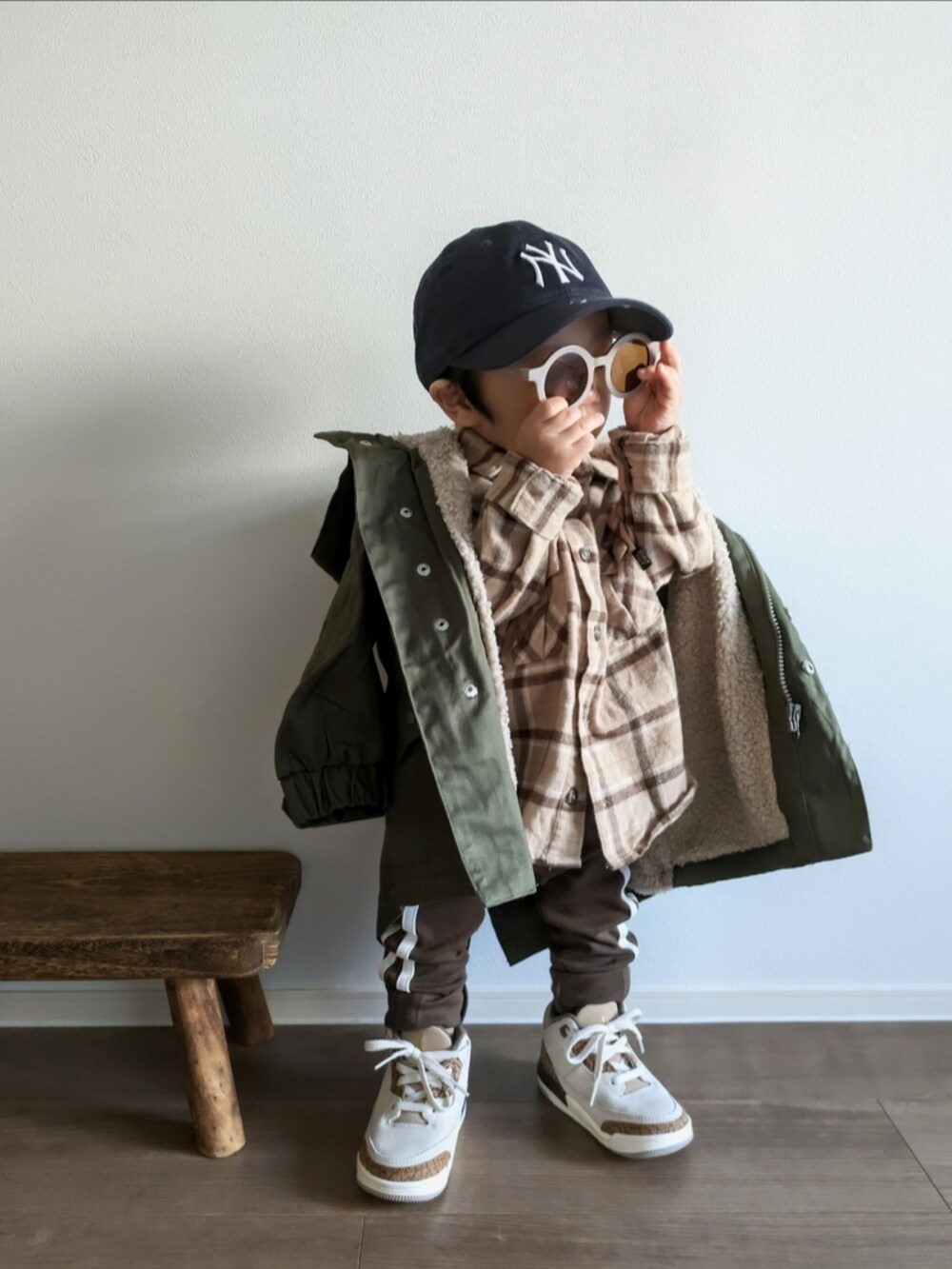 「ファッションを楽しもう、ジョーダン、ストリート、モッズコート、ブラウン、ナイキ、古着、赤ちゃん、０歳、ベビーコーデ、トラックパンツ、キャップ、ビッグシルエット、冬コーデ、スポーツミックス」｜「NEW ERAのNEW ERA/ニューエラ キッズ  CHILD 920 NEYYAN キャップ 13562003（キャップ、ブルー系）」を使った、EITOさん（キッズ・80cm）の秋コーディネートの2枚目の写真