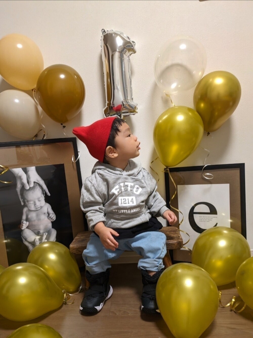 「新星WEARISTAにエントリー、冬コーデ、パーカー、お誕生日おめでとう！、1歳、男の子、ブーツ、NIKE、ニット帽、happy birthday、皆さんありがとうございます🙈💕💕、デニムパンツ、レイヤードスタイル、ベビーコーデ、ストリート」｜「no brandのアイテム（ニットキャップ/ビーニー、レッド系）」を使った、EITOさん（キッズ・80cm）の冬コーディネートの2枚目の写真