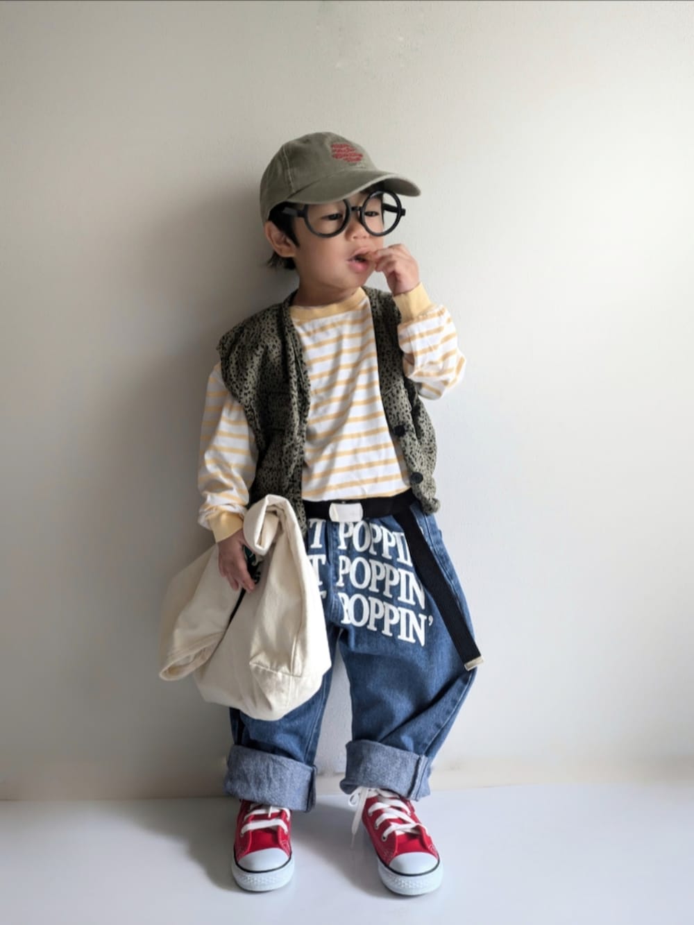 「最近のいい感じコーデ、レイヤードスタイル、2歳、キッズファッション、春コーデ、男の子コーデ、キャップ、コンバース、ボーダー、カジュアルコーデ、ガチャベルト、レオパード、ベスト、デニム、お出かけコーデ」｜「FRUIT OF THE LOOMのFRUIT OF THE LOOM Pigment kids LOW CAP（キャップ、ベージュ系）」を使った、EITOさん（キッズ・90cm）の春コーディネートの2枚目の写真