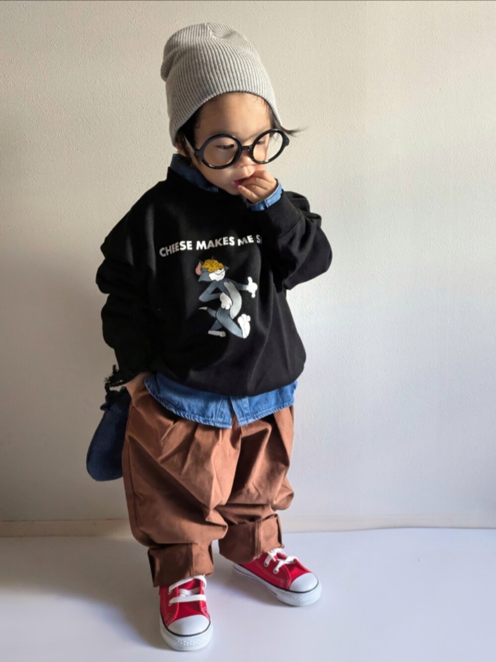 「クリスマスに着たい服、キッズファッション、1歳、男の子コーデ、レイヤードスタイル、冬コーデ、LOWRYS FARM、コンバース、converse、デニムパンツ、バルーンパンツ、おでかけコーデ、メガネ男子、ビーニー」｜「CIAOPANIC TYPYの【KIDS】カラーリブビーニー（ニットキャップ/ビーニー、グレー系）」を使った、EITOさん（キッズ・90cm）の冬コーディネートの3枚目の写真