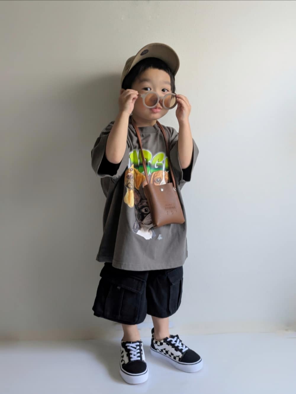 グレー系のTシャツ/カットソー、ブラック系のカーゴパンツ、ブラック系のスニーカーを着用したキッズの夏コーディネートの2枚目の写真