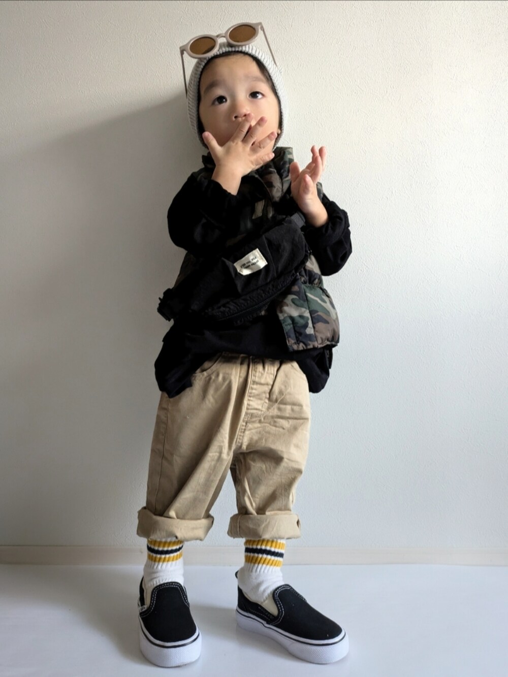 「ベスト、秋っぽコーデ更新中、キッズファッション、シンプルコーデ、ストリート、VANS、ニット帽、ラインソックス、男の子コーデ、1歳、ダウンベスト、秋コーデ、ロンT、キッズコーデ、カモフラ」｜「CIAOPANIC TYPYの【KIDS】カラーリブビーニー（ニットキャップ/ビーニー、グレー系）」を使った、EITOさん（キッズ・90cm）の秋コーディネートの2枚目の写真