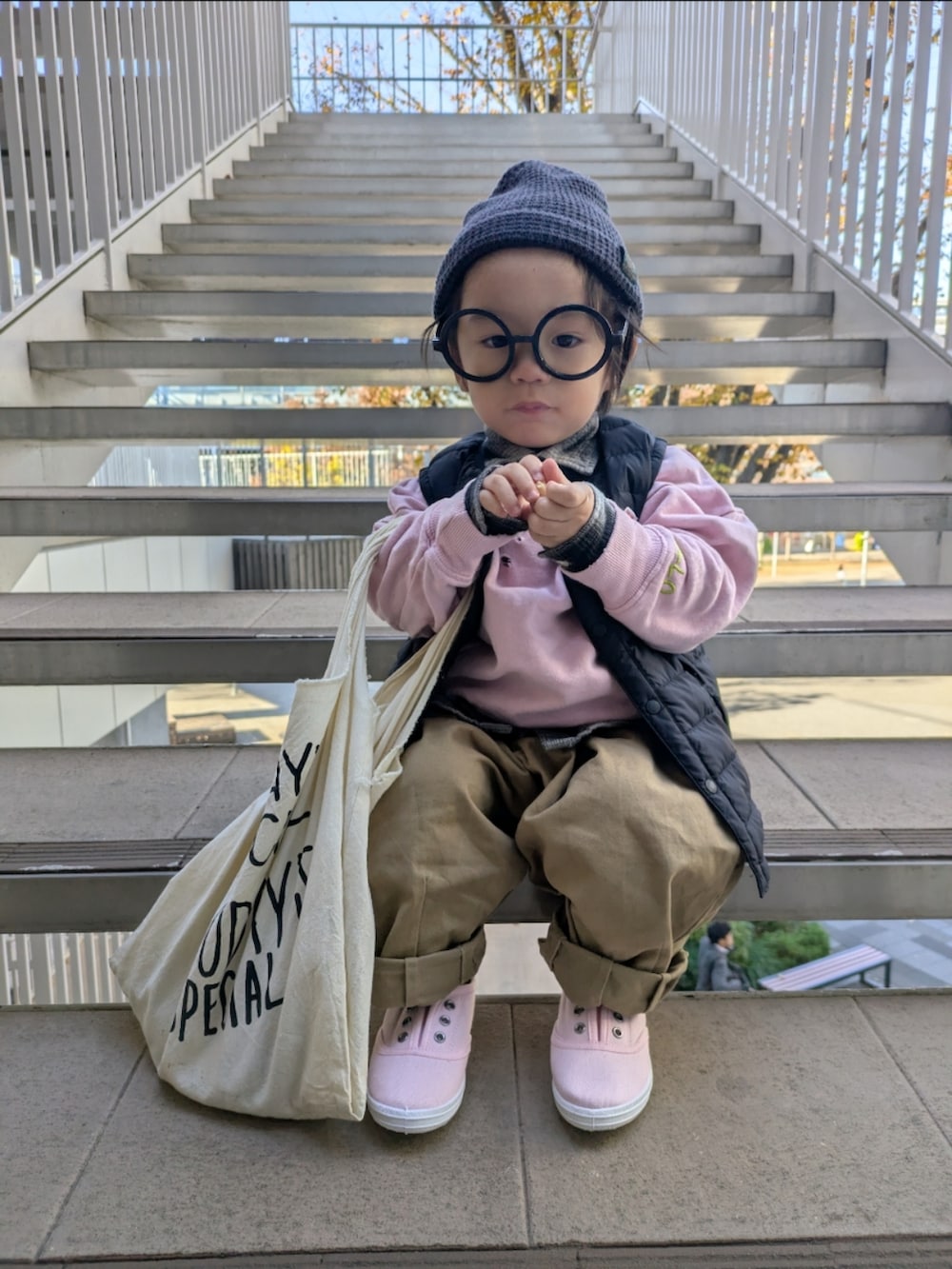「ダウンジャケット、クリスマスに着たい服、1歳、シンプルコーデ、Danton、ユニクロ、ネルシャツ、ニット帽、キッズファッション、おでかけコーデ、スニーカー、エコバッグ、ピンク、バルーンパンツ、ダウンベスト」｜「BREEZEのカラバリニット帽（ニットキャップ/ビーニー、グレー系）」を使った、EITOさん（キッズ・90cm）の冬コーディネートの3枚目の写真