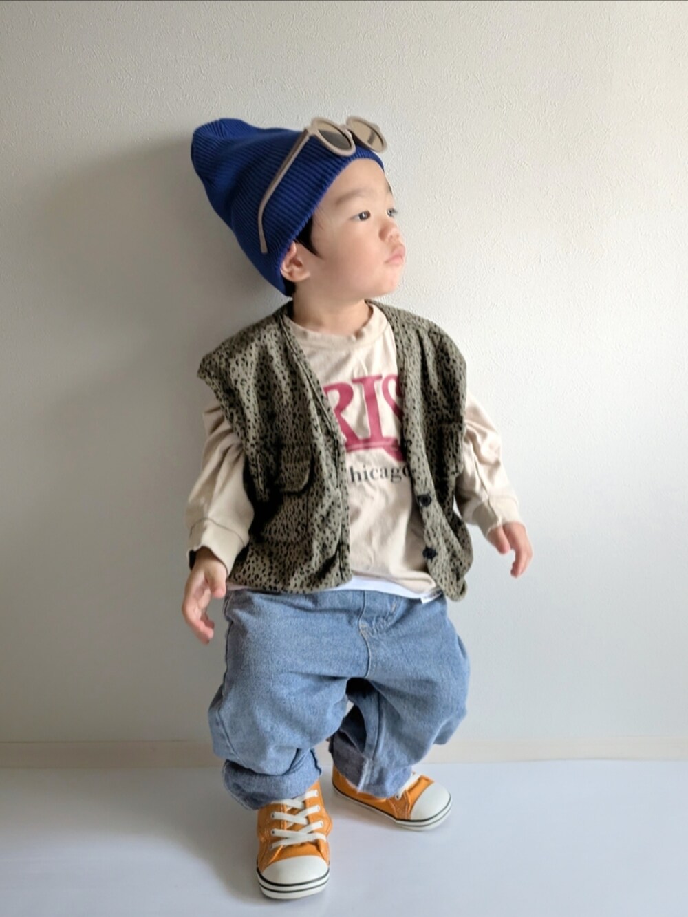 「ベスト、キッズファッション、1歳、秋コーデ、コンバース、デニム、レイヤードスタイル、男の子コーデ、カーキ、サングラス、ストリート、お出かけコーデ、ニット帽、カジュアル、ロゴT」｜「CIAOPANIC TYPYの【KIDS】カラーリブビーニー（ニットキャップ/ビーニー、ブルー系）」を使った、EITOさん（キッズ・90cm）の秋コーディネートの3枚目の写真