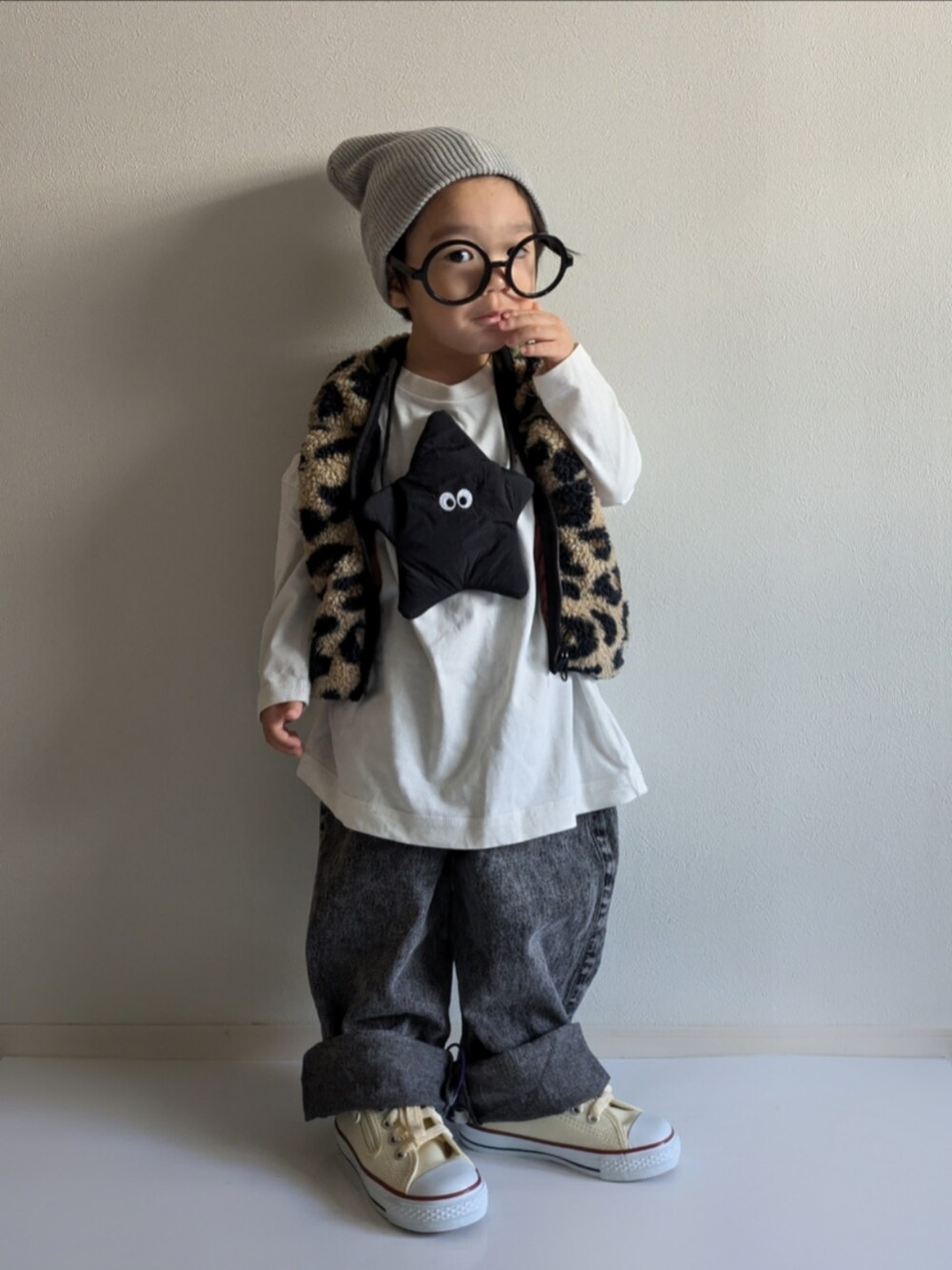 「冬アウター、キッズファッション、1歳、シンプルコーデ、男の子コーデ、モノトーン、ベスト、レオパード、コンバース、ニット帽、めがね、ダイソー、おでかけコーデ、デニムパンツ、ストリート」｜「CIAOPANIC TYPYの【KIDS】カラーリブビーニー（ニットキャップ/ビーニー、グレー系）」を使った、EITOさん（キッズ・90cm）の秋コーディネートの4枚目の写真