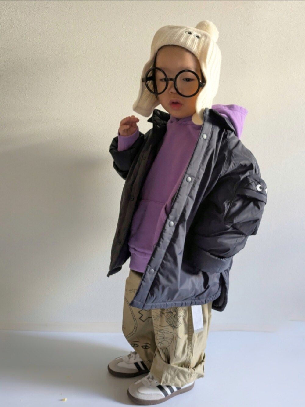 パープル系のパーカー、ブラック系のTシャツ/カットソー、ベージュ系のその他パンツを着用したキッズの冬コーディネートの2枚目の写真