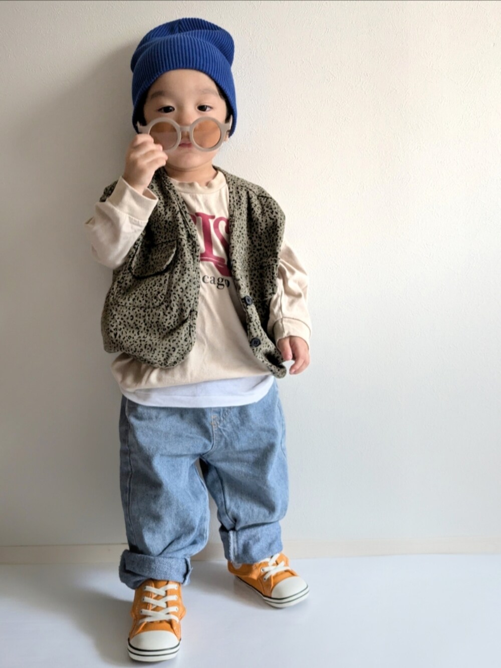 「ベスト、キッズファッション、1歳、秋コーデ、コンバース、デニム、レイヤードスタイル、男の子コーデ、カーキ、サングラス、ストリート、お出かけコーデ、ニット帽、カジュアル、ロゴT」｜「CIAOPANIC TYPYの【KIDS】カラーリブビーニー（ニットキャップ/ビーニー、ブルー系）」を使った、EITOさん（キッズ・90cm）の秋コーディネートの2枚目の写真