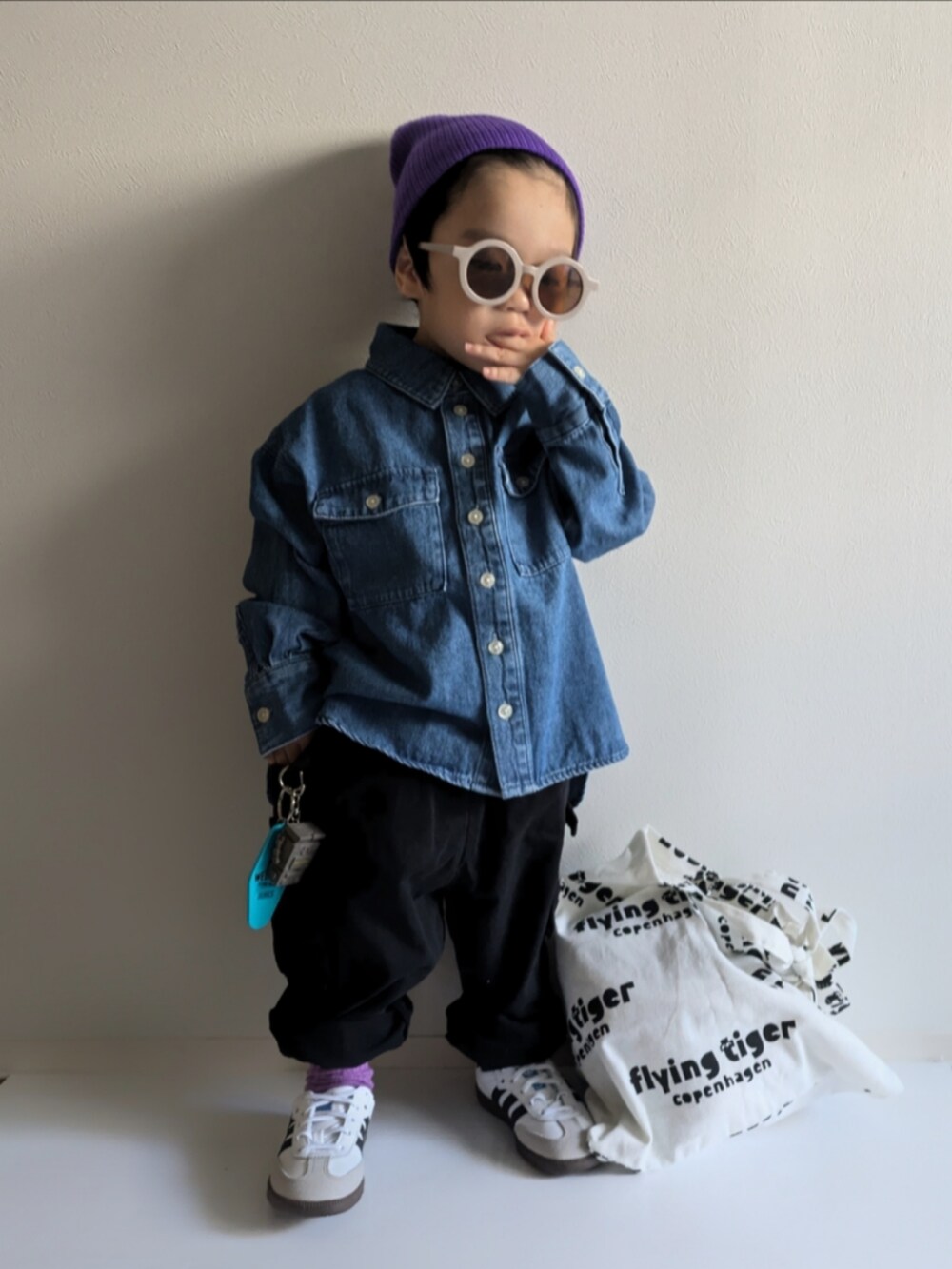 「ニット、キッズファッション、1歳、adidas、アディダス、デニムシャツ、カーゴパンツ、パープル、スニーカー、秋コーデ、シンプルコーデ、おでかけコーデ、男の子、ローリーズファーム(LOWRYS FARM)、ビーニー」｜「LOWRYS FARMのカラーニットワッチ　138584（ニットキャップ/ビーニー、パープル系）」を使った、EITOさん（キッズ・90cm）の秋コーディネートの2枚目の写真