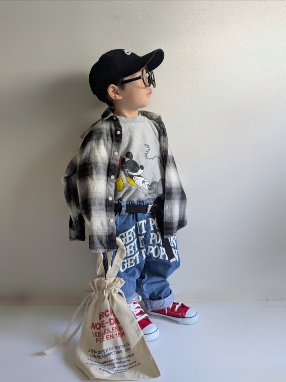 「春めき満開コーデ、春コーデ、2歳、ワイドパンツ、NIKE、コンバース、ユニクロ、ローリーズスタイル_LOWRYS FARM、プチプラ、レイヤードスタイル、カジュアル、タックイン、スニーカー、めがね、チェック」｜「NIKEのNIKE ナイキ K FTR WSH CAP キャップ FB5063 010BLACK/WHITE（キャップ、ブラック系）」を使った、EITOさん（キッズ・90cm）の春コーディネートの2枚目の写真