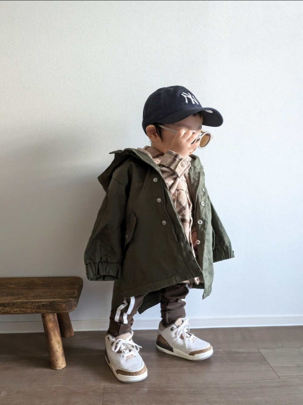 「ファッションを楽しもう、ジョーダン、ストリート、モッズコート、ブラウン、ナイキ、古着、赤ちゃん、０歳、ベビーコーデ、トラックパンツ、キャップ、ビッグシルエット、冬コーデ、スポーツミックス」｜「NEW ERAのNEW ERA/ニューエラ キッズ  CHILD 920 NEYYAN キャップ 13562003（キャップ、ブルー系）」を使った、EITOさん（キッズ・80cm）の秋コーディネートの3枚目の写真