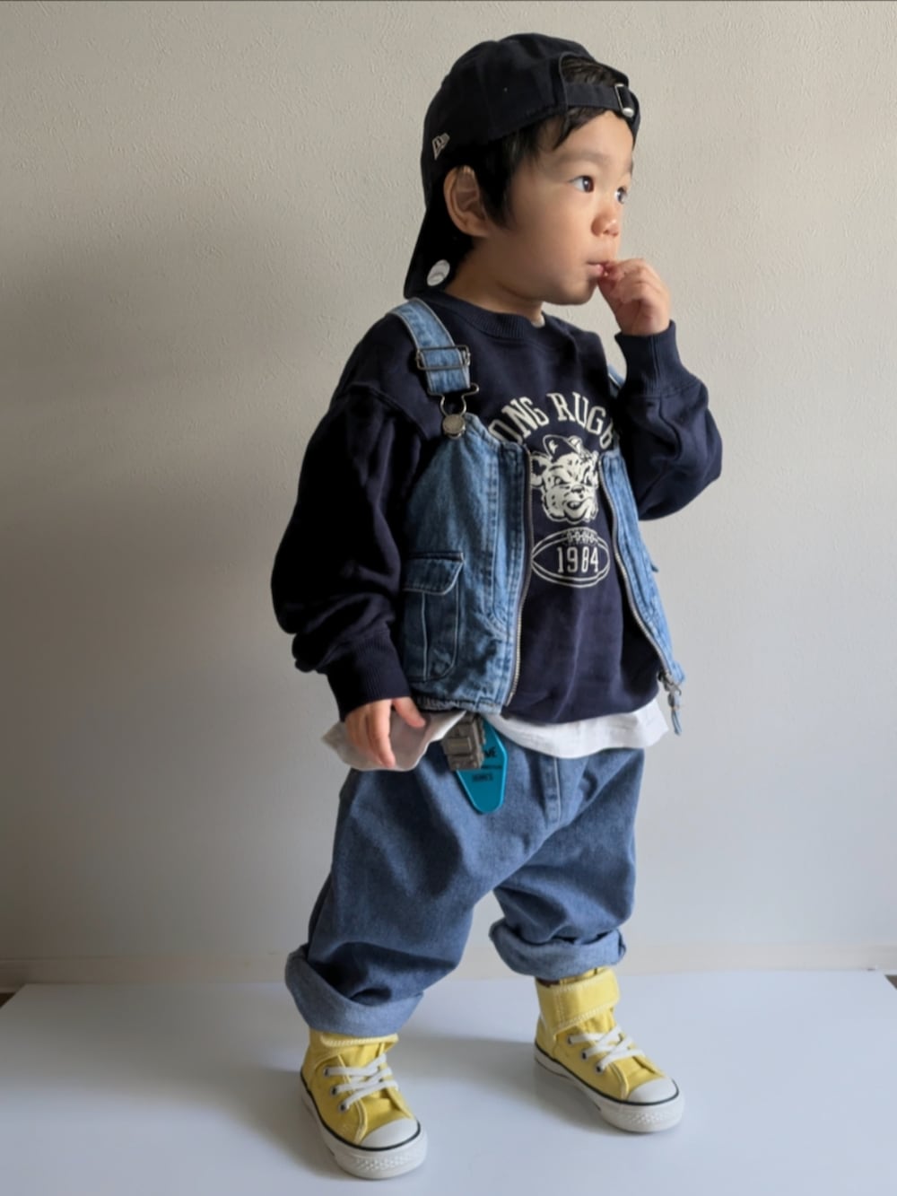 「UNIQLO、ユニクロ、1歳、ユニクロコーデ、スウェット、converse、デニム、キャップ、NEW ERA、レイヤードスタイル、キッズファッション、カジュアルコーデ、秋コーデ、ベスト、男の子」｜「NEW ERAのNEW ERA/ニューエラ キッズ  CHILD 920 NEYYAN キャップ 13562003（キャップ、ブルー系）」を使った、EITOさん（キッズ・90cm）の秋コーディネートの2枚目の写真