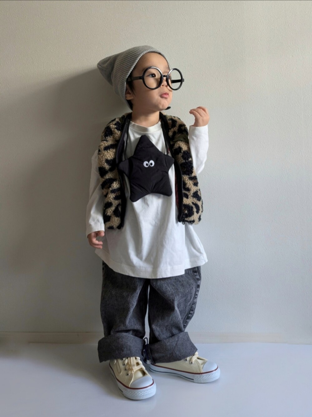 「冬アウター、キッズファッション、1歳、シンプルコーデ、男の子コーデ、モノトーン、ベスト、レオパード、コンバース、ニット帽、めがね、ダイソー、おでかけコーデ、デニムパンツ、ストリート」｜「CIAOPANIC TYPYの【KIDS】カラーリブビーニー（ニットキャップ/ビーニー、グレー系）」を使った、EITOさん（キッズ・90cm）の秋コーディネートの3枚目の写真