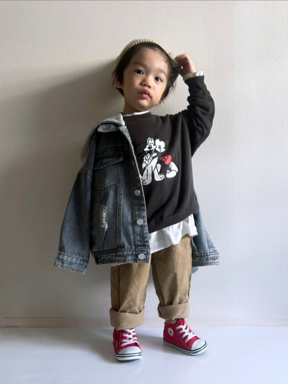「日常に魔法を、ブラウン、1歳、UNIQLO、ユニクロ、コンバース、ミッキー、デニムジャケット、ニット帽、レイヤードスタイル、カジュアルコーデ、秋コーデ、秋冬コーデ、キッズファッション、男の子」｜「GLAZOSのリブニットワッチキャップ（ニットキャップ/ビーニー、ベージュ系）」を使った、EITOさん（キッズ・90cm）の秋コーディネートの2枚目の写真