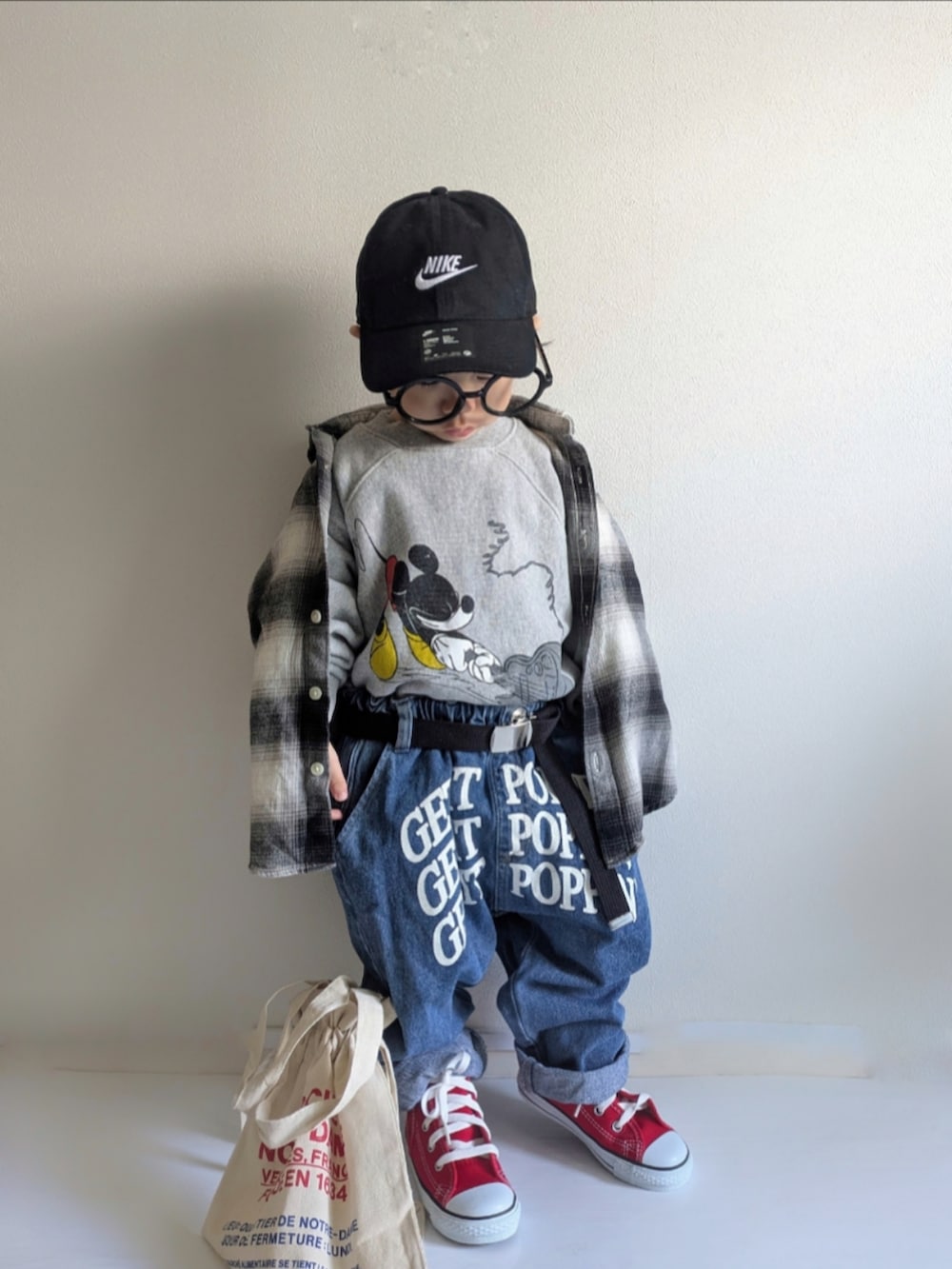 「春めき満開コーデ、春コーデ、2歳、ワイドパンツ、NIKE、コンバース、ユニクロ、ローリーズスタイル_LOWRYS FARM、プチプラ、レイヤードスタイル、カジュアル、タックイン、スニーカー、めがね、チェック」｜「NIKEのNIKE ナイキ K FTR WSH CAP キャップ FB5063 010BLACK/WHITE（キャップ、ブラック系）」を使った、EITOさん（キッズ・90cm）の春コーディネートの3枚目の写真