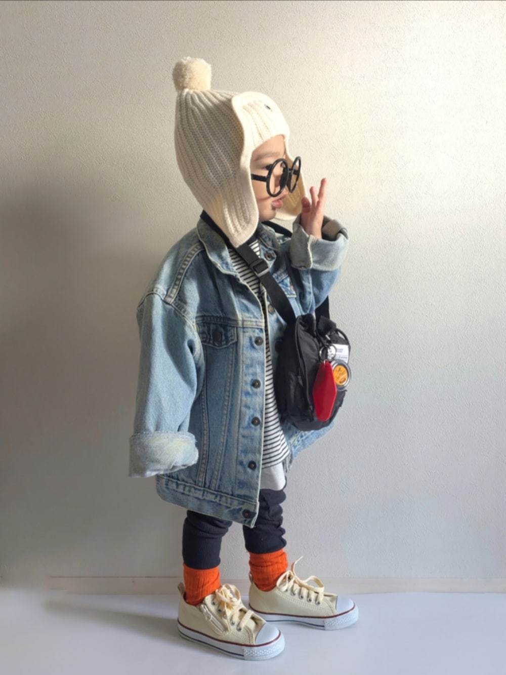 「冬アウター、キッズファッション、1歳、UNIQLO、ユニクロ、ユニクロコーデ、LOWRYS FARM、デニムジャケット、レイヤードスタイル、レギンス、コンバース、ニット帽、ショルダーバッグ、めがね、男の子コーデ」｜「UNIQLOのアイテム（ニットキャップ/ビーニー、ホワイト系）」を使った、EITOさん（キッズ・90cm）の冬コーディネートの2枚目の写真