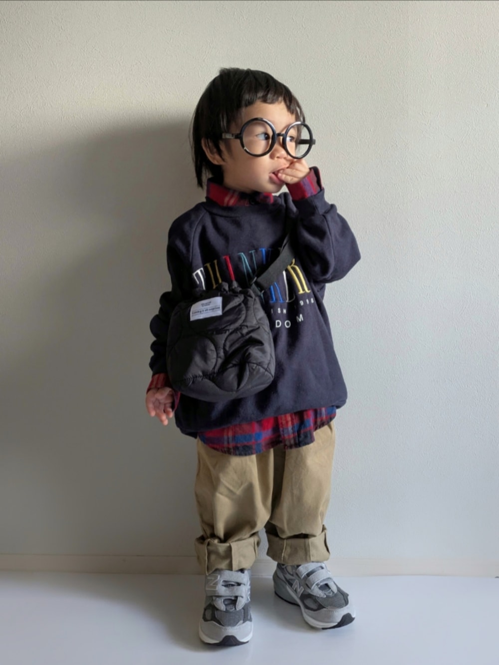 「冬コーデ、マイベストコーデ2024、2歳、男の子コーデ、BREEZE、NEWBALANCE、ニューバランス990、ダイソー、プチプラ、スニーカー、ショルダーバッグ、めがね、ネルシャツ、レイヤードスタイル、バルーンパンツ」｜「BREEZEの【リンク・セットアップ可】カレッジバリエーショントレーナー（スウェット、ブルー系）」を使った、EITOさん（キッズ・90cm）の冬コーディネートの3枚目の写真
